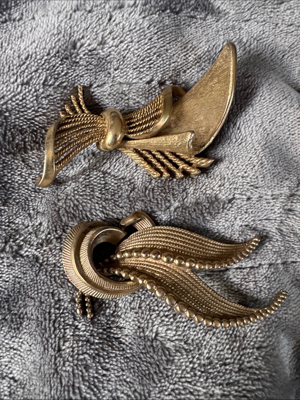 Vintage Gold-Tone Abstract Leaf Style Brooches - Elegant Women's Accessories